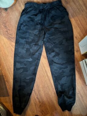 lululemon athletica Women's Keep Moving Grey/Black Camo Jogger Sweatpants Size 8